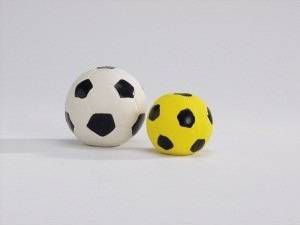 Beeztees Latex voetbal zwart/geel hondenspeelgoed